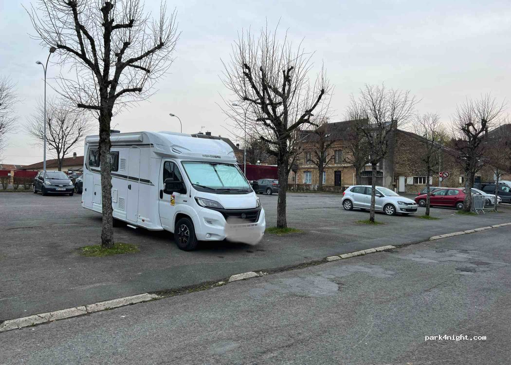 (08000) Charleville-Mézières - 2 Place de Saint-Julien — foto 2