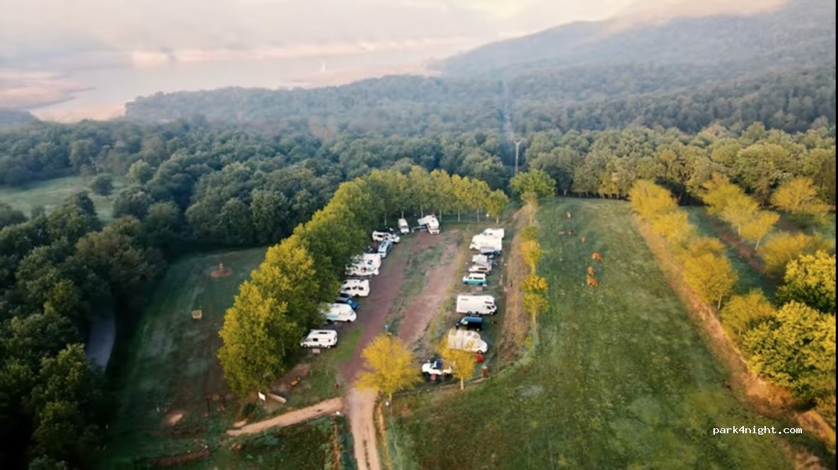 Bosc La Riba parking and activities — foto