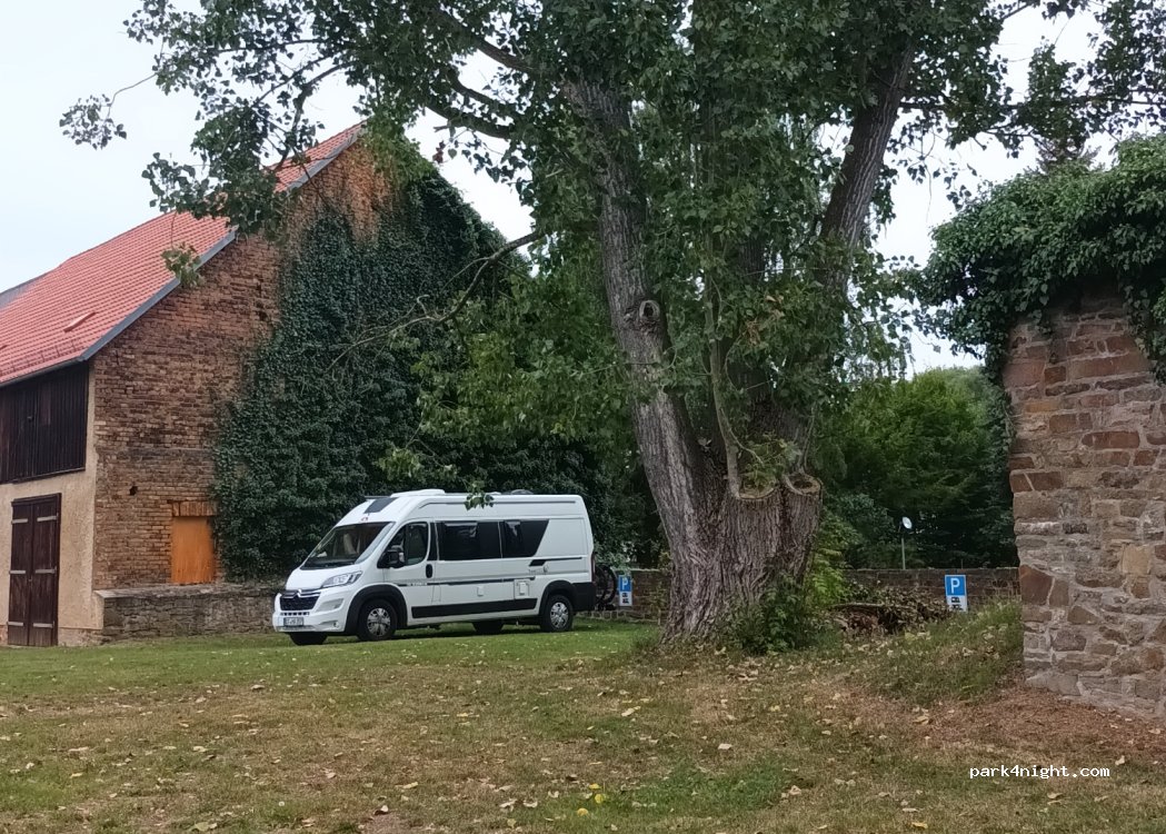 Parkplatz Wasserschloss Podelwitz — foto 2