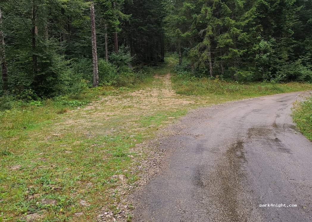 (25300) Les Fourgs - Unnamed Road — foto
