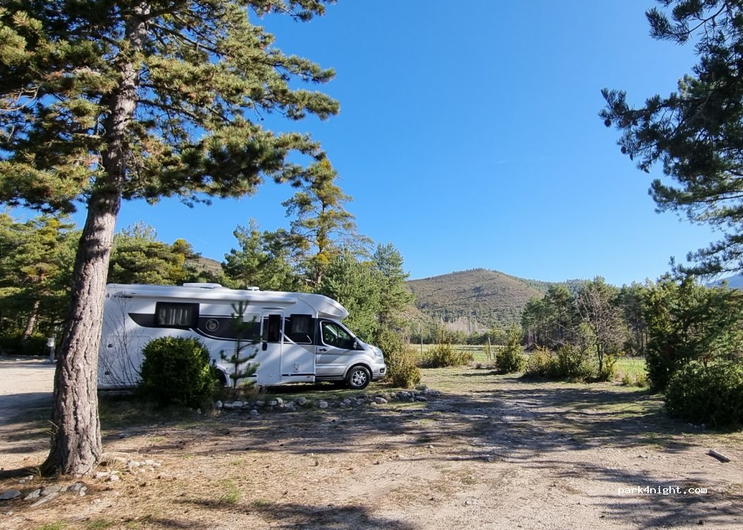 (04120) Castellane - Castellane Camping-cars - D402 - Le Cheiron — foto 2