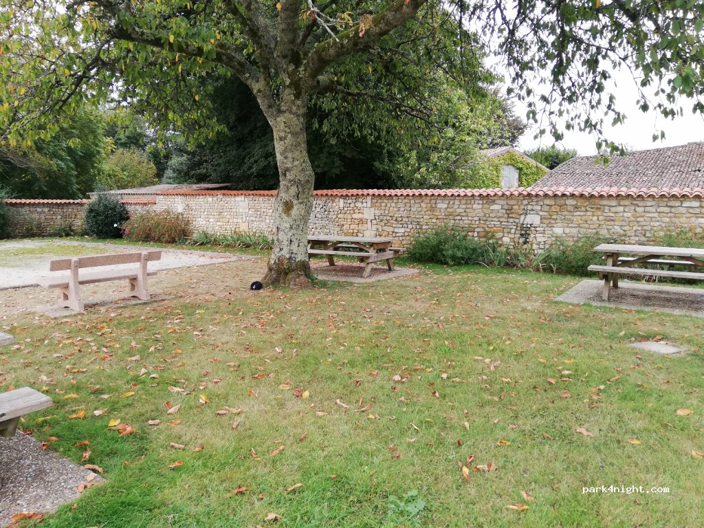 (17460) Rioux - 16 Place de la Mairie — foto