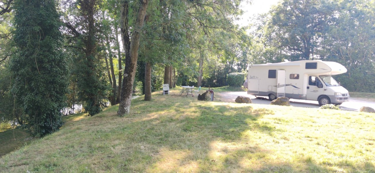 (17400) Saint-Julien-de-l'Escap - 104 Grande Rue — foto