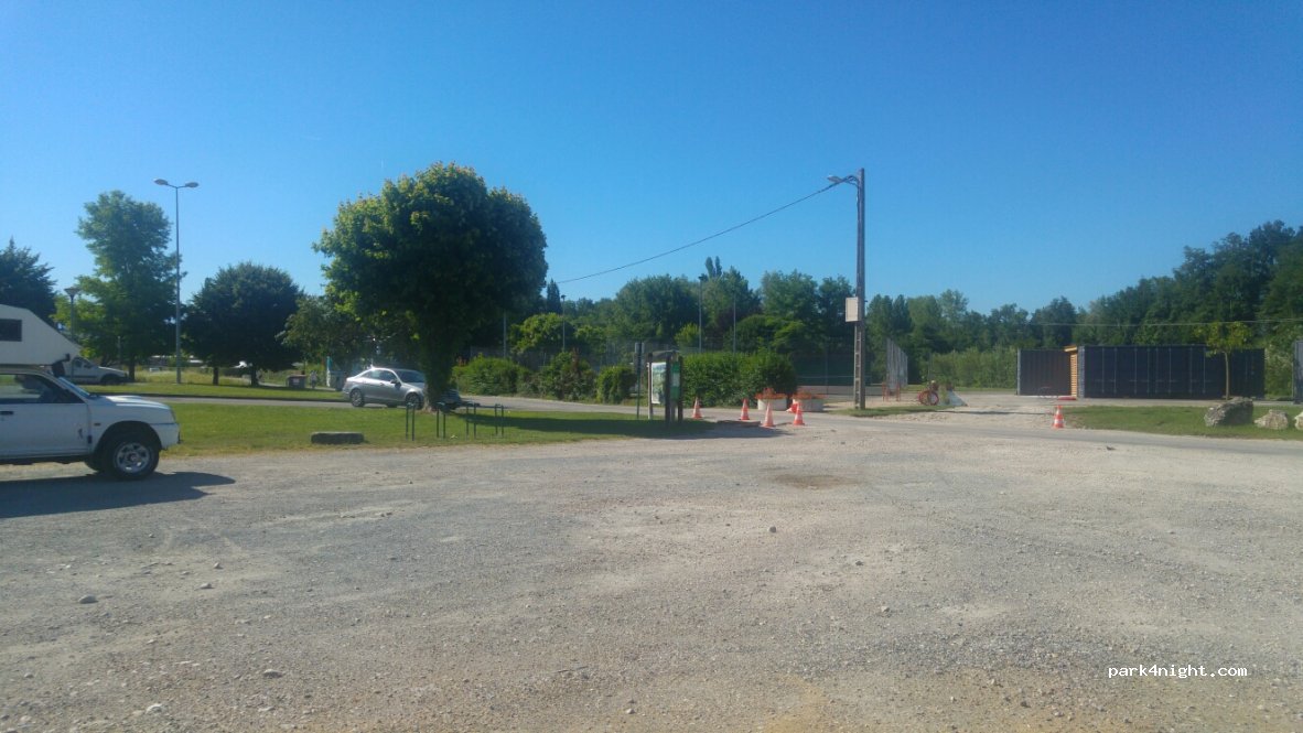 (73240) Saint-Genix-sur-Guiers - 257 Place de la Bouverie — foto 2