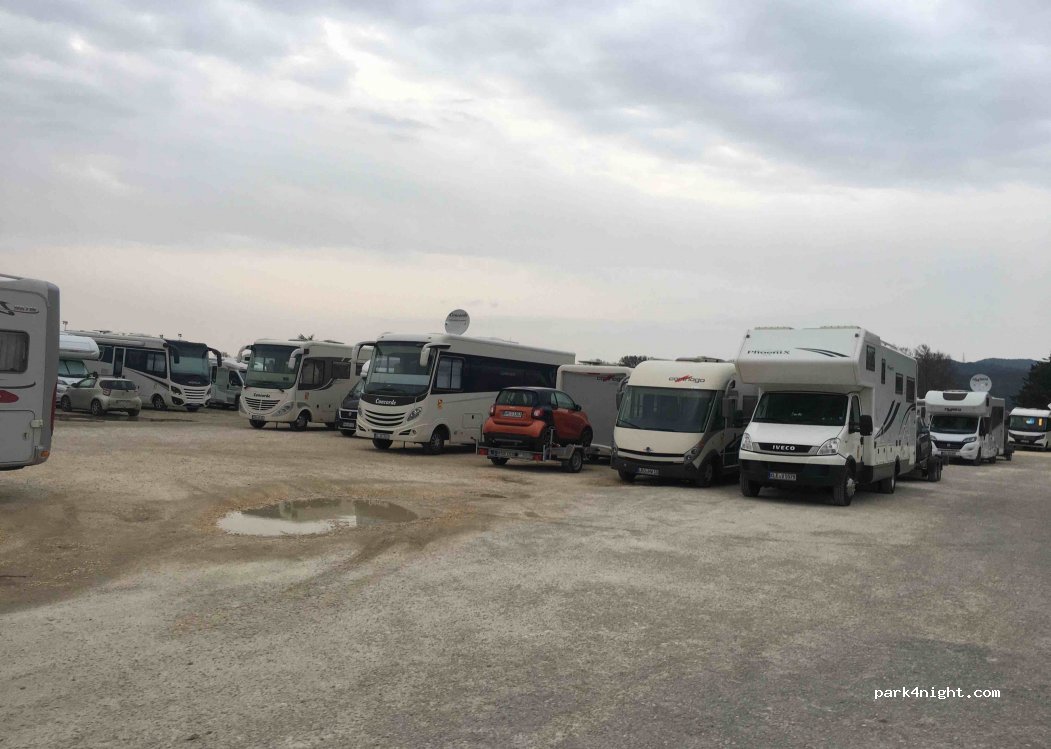 Aire de Camping Car Chusclan — foto