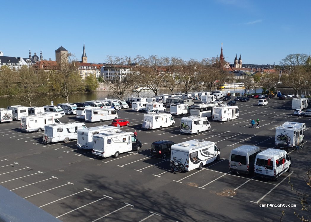 Wohnmobilstellplatz an der Friedensbrücke Würzburg — foto