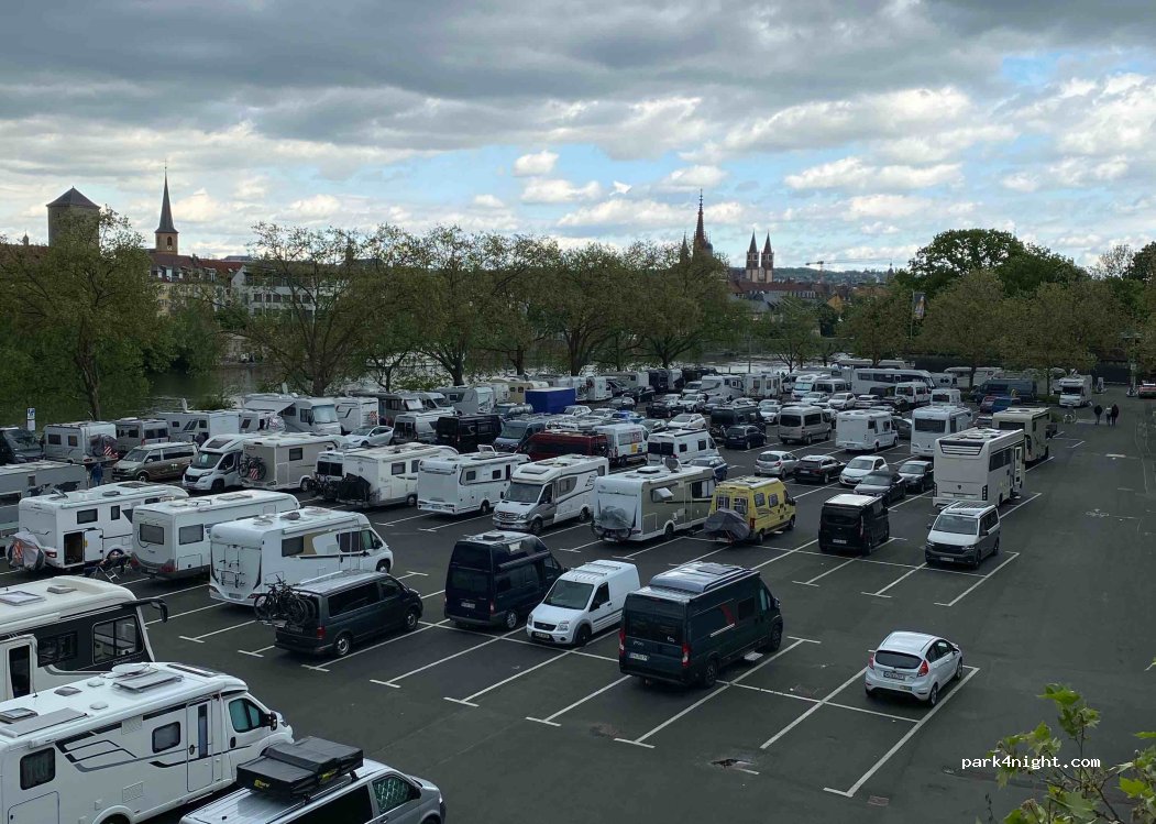 Wohnmobilstellplatz an der Friedensbrücke Würzburg — foto 2