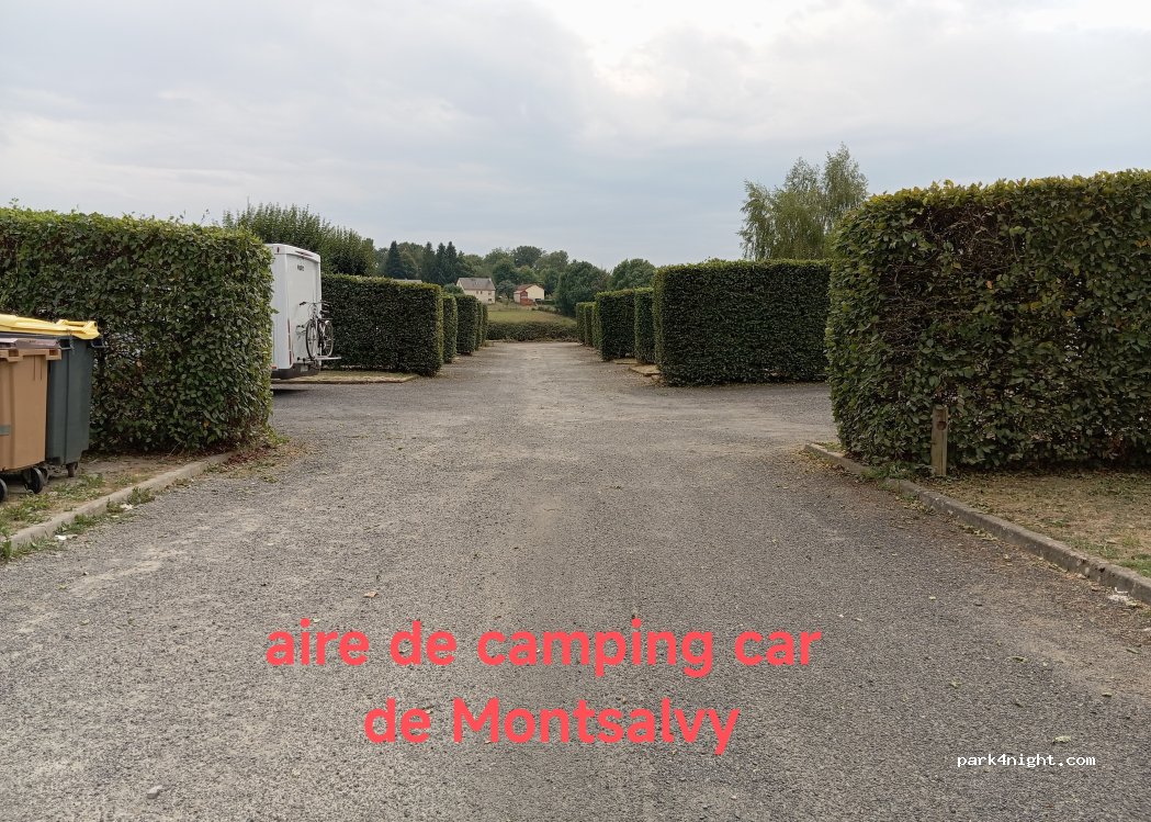 (15120) Montsalvy - Avenue de l'Oeuvre L. Conlombant — foto 5