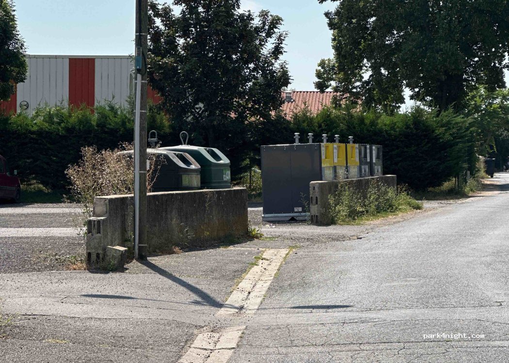 (63340) Saint-Germain-Lembron - 4-10 Rue de la Ronzière — foto 2
