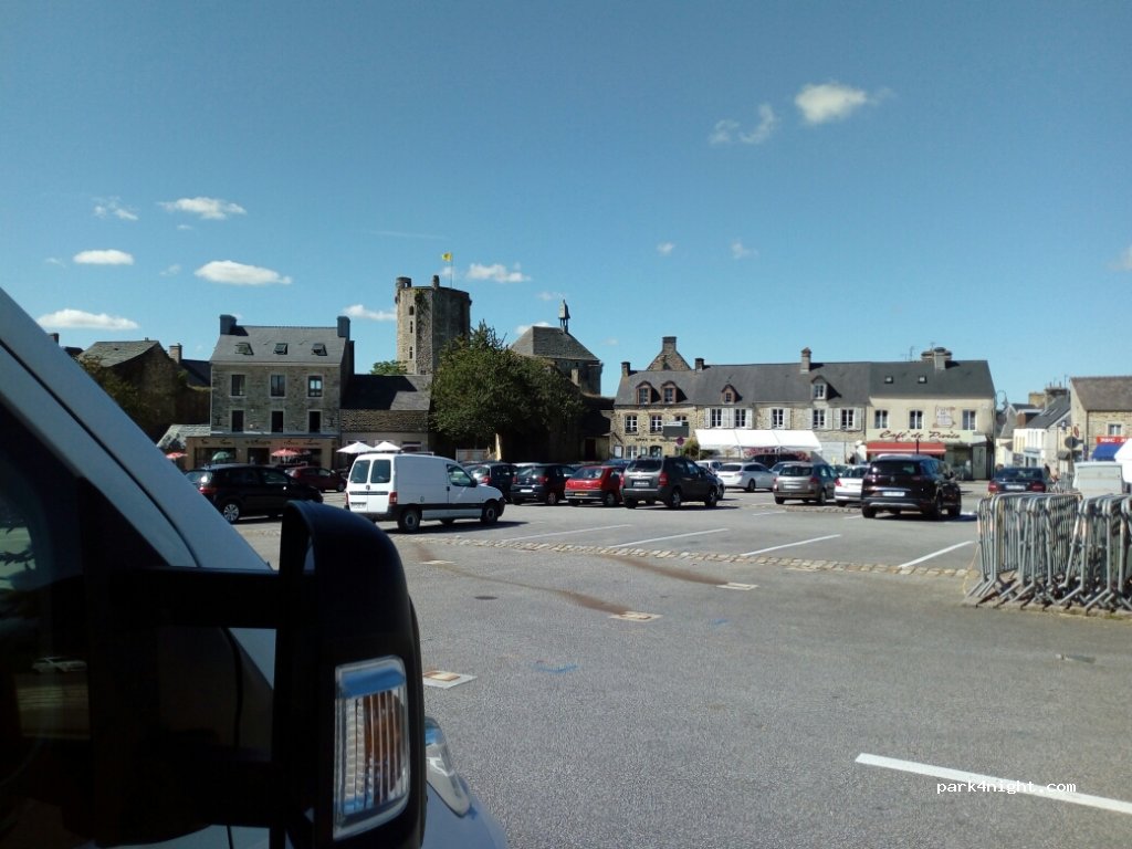 (50260) Bricquebec - 16 Place Sainte-Anne — foto