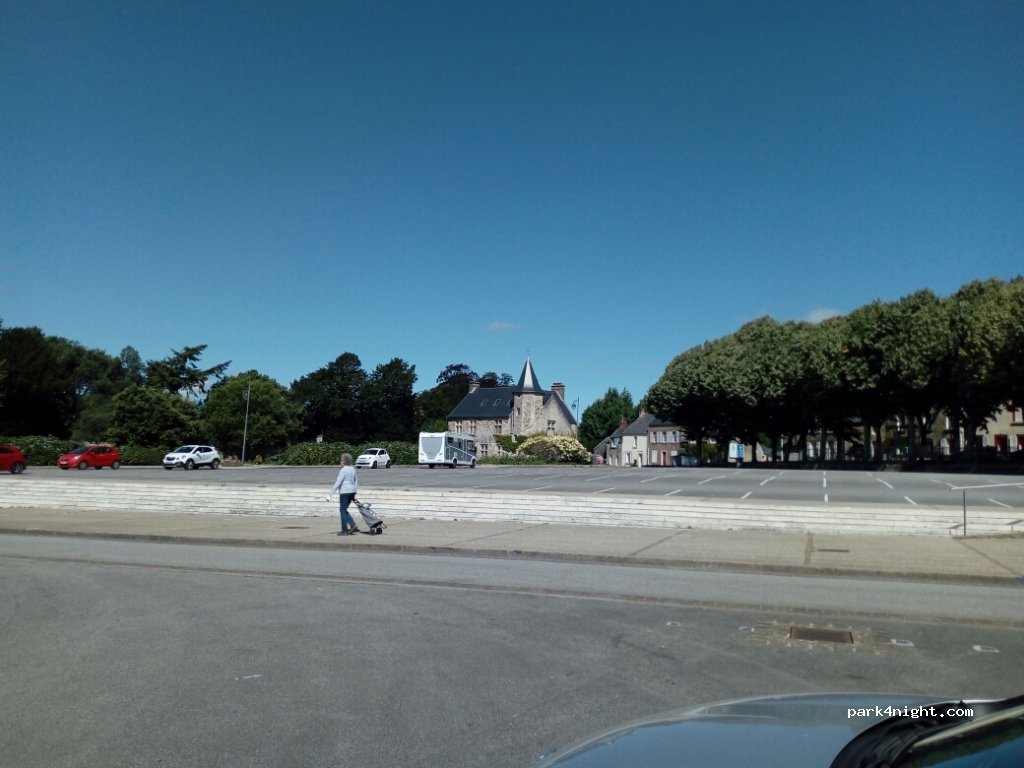 (50260) Bricquebec - 16 Place Sainte-Anne — foto 2