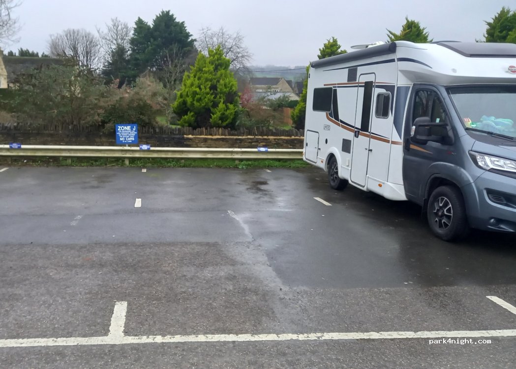 (GL54 2AZ) Bourton-on-the-Water - Coach Parking — foto 3