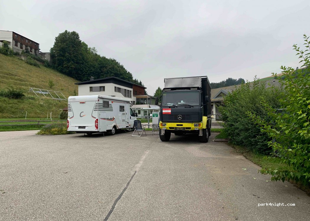 Wohnmobilstellplatz am Freibad in Königswiesen — foto