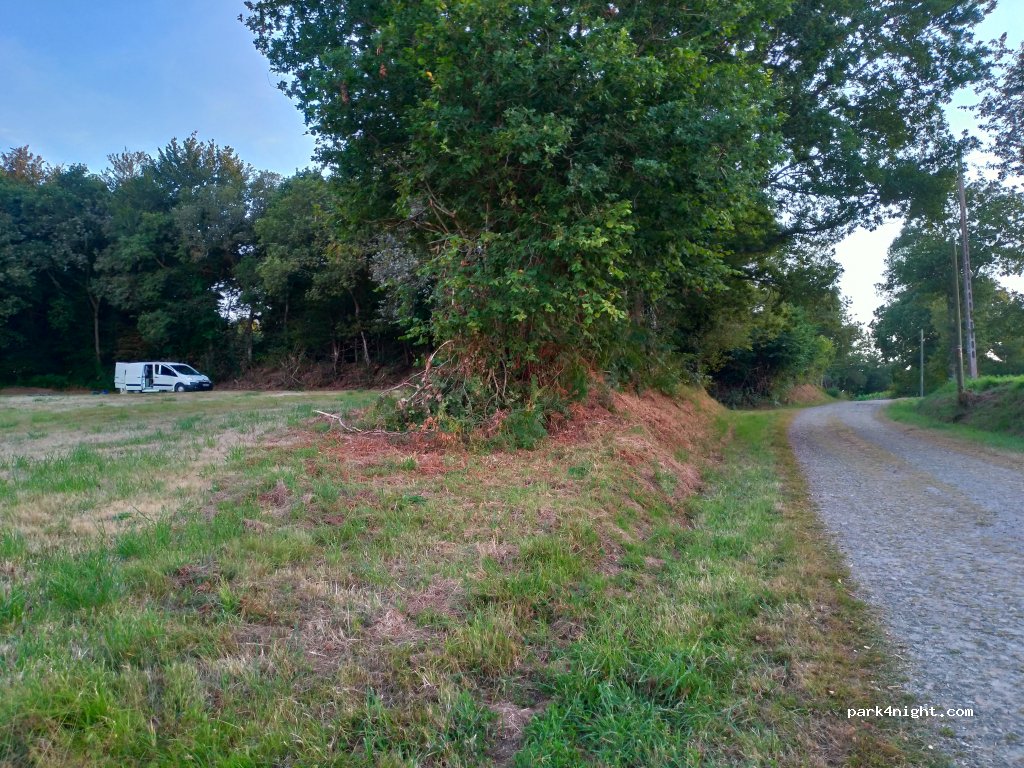 (22300) Ploubezre - Unnamed Road — foto