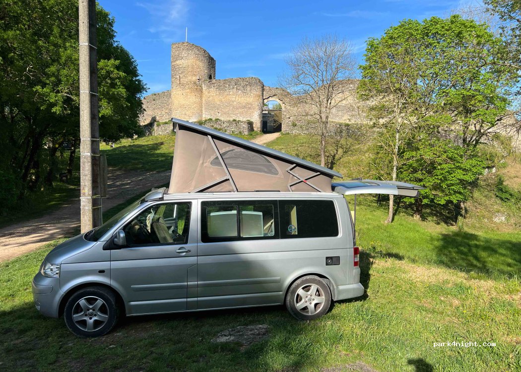 (38460) Crémieu - 1 Montée Saint-Hippolyte — foto 3