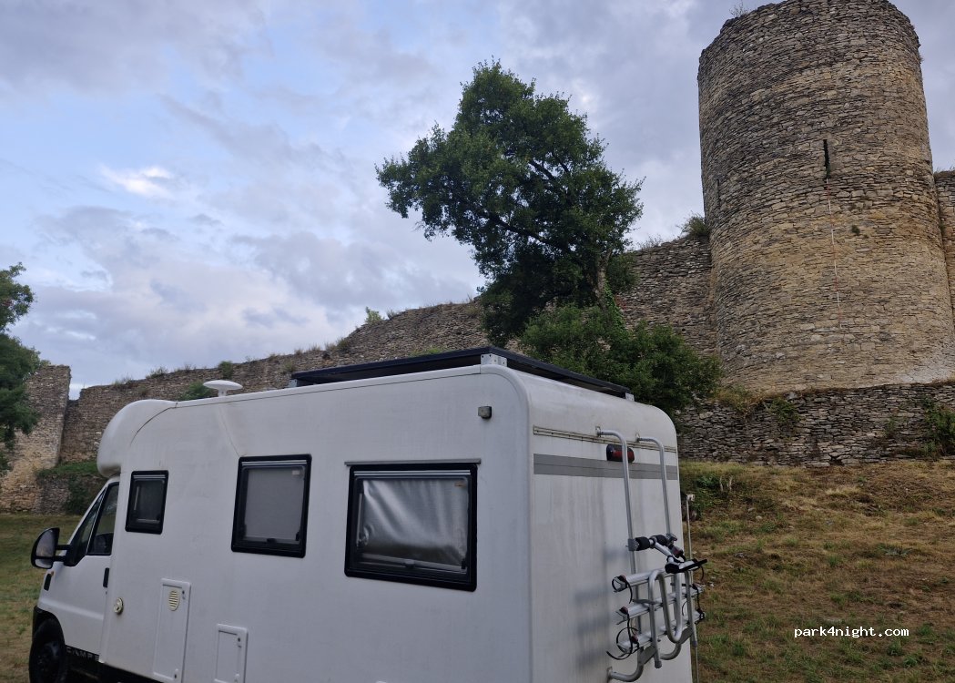 (38460) Crémieu - 1 Montée Saint-Hippolyte — foto 5