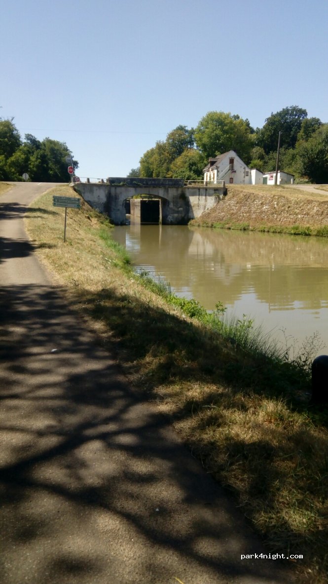 (58800) Marigny-sur-Yonne - — foto