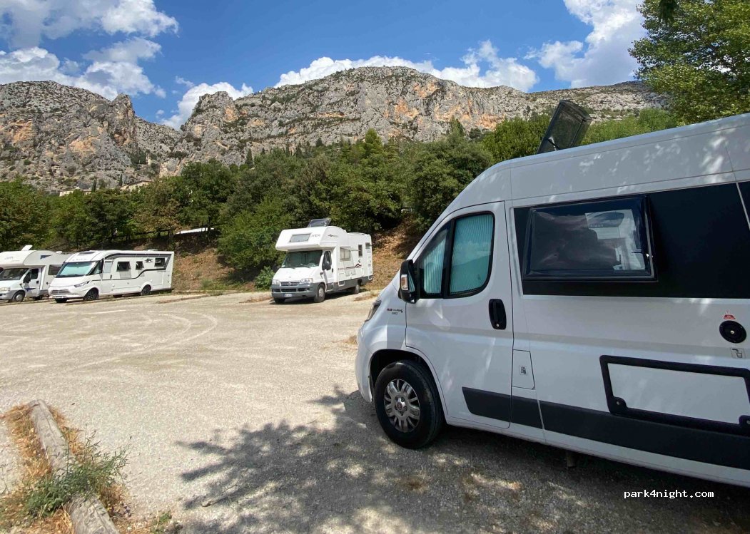 (04360) Moustiers-Sainte-Marie - Chemin de Quinson — foto