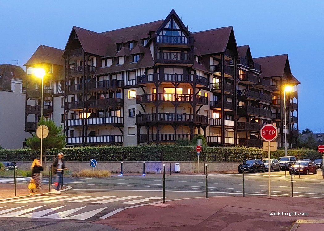(14800) Deauville - 1 Avenue du Port — foto 2