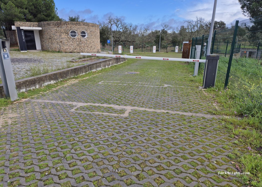 Parque de autocaravanas Albufeira de Póvoa e Meadas — foto 4