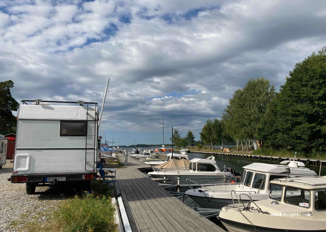 (137 70)  - 35 Berghamnsvägen — foto
