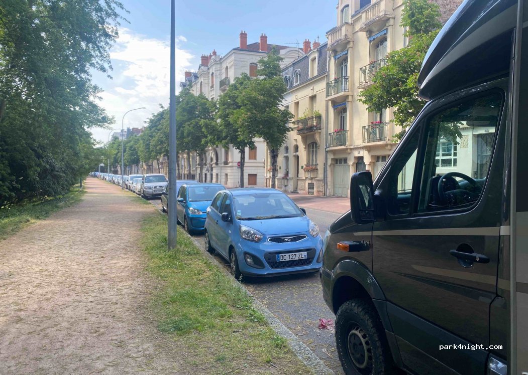 (03200) Vichy - 20 Avenue de France — foto 2