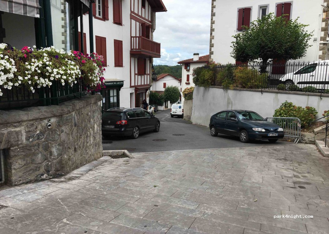 (64250) Cambo-les-Bains - 1 Rue Chiquito de Cambo — foto