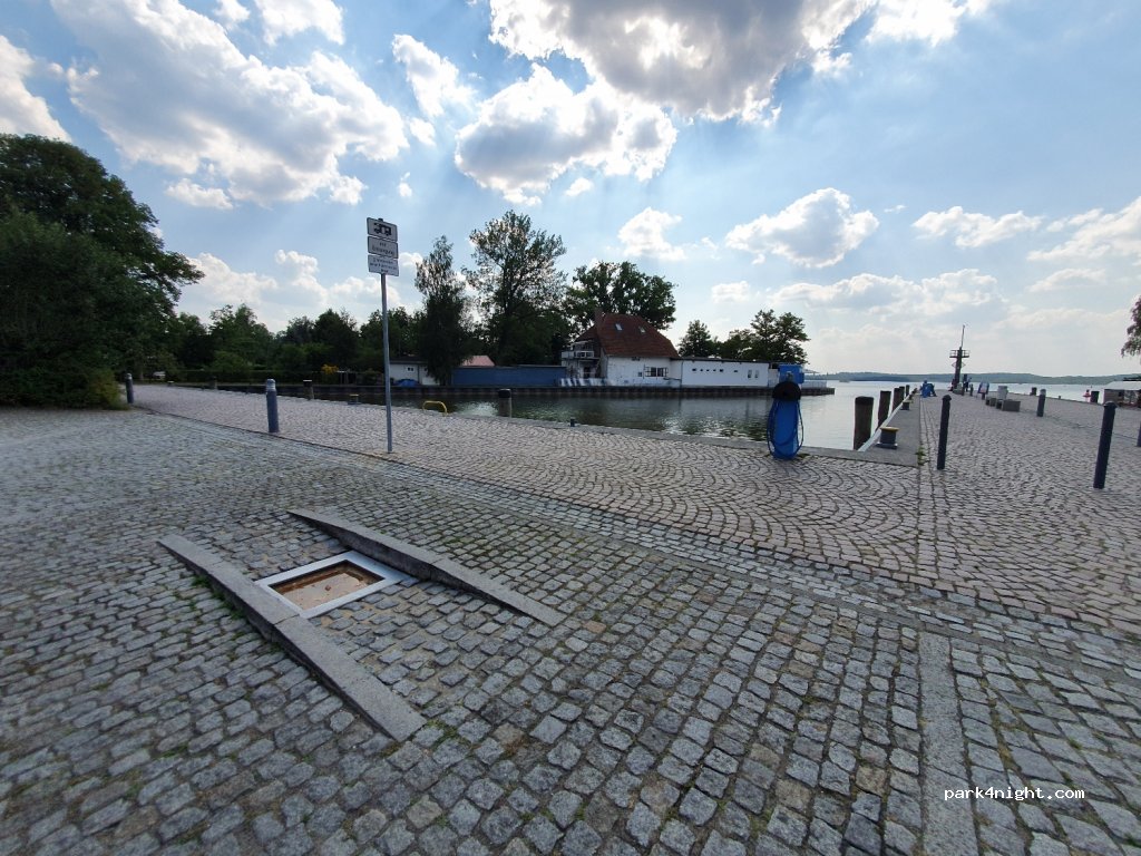 (17235) Neustrelitz - 1 Zierker Nebenstraße — foto