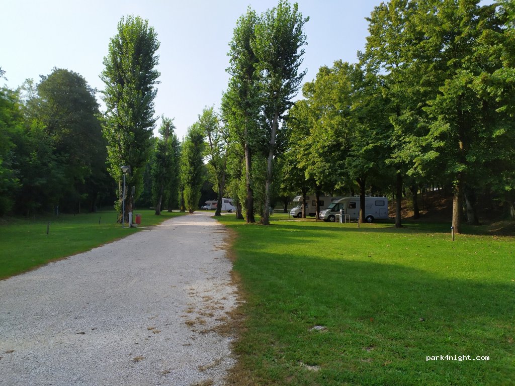 Area sosta camper Monzambano — foto