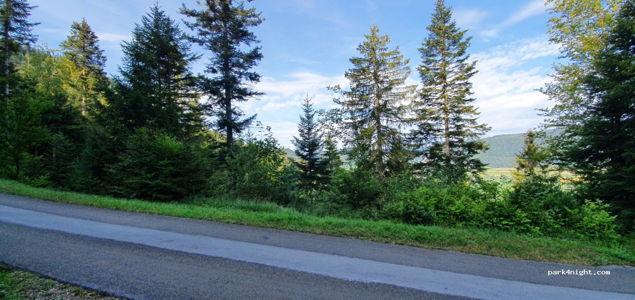 (2112) Val-de-Travers - Unnamed Road — foto