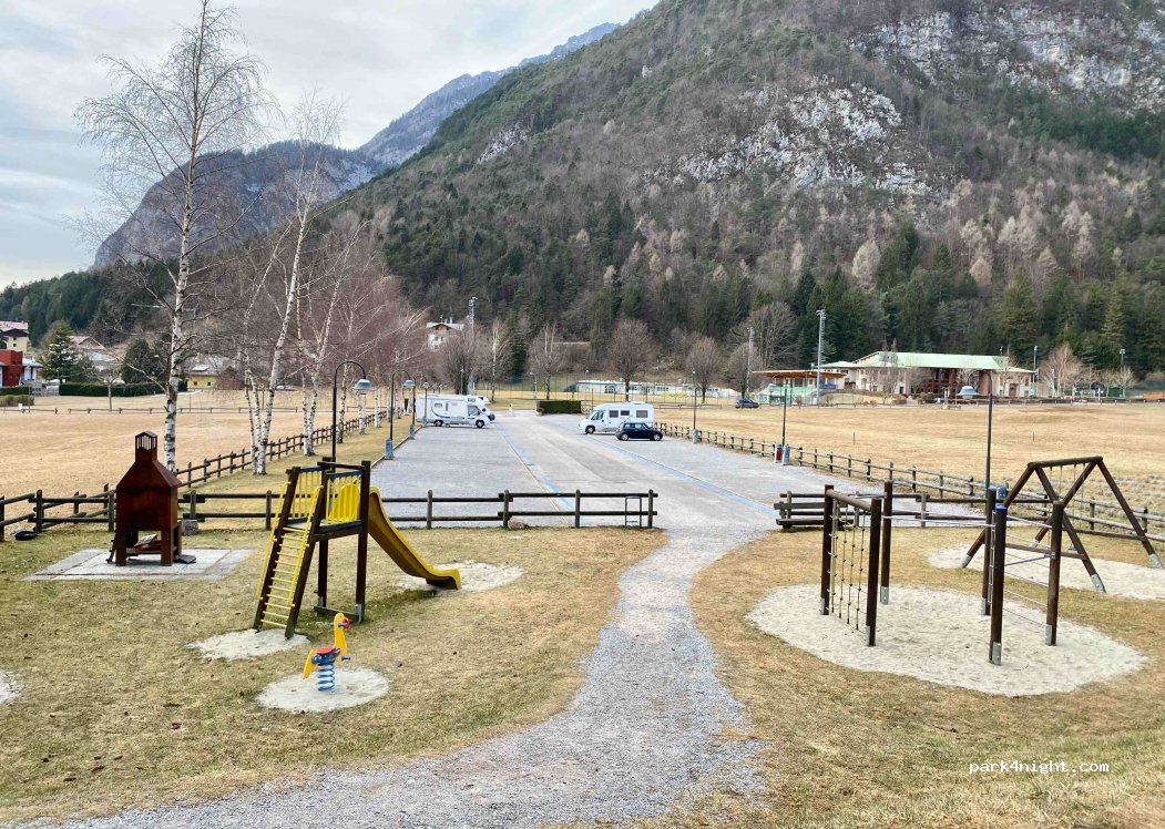 Area Sosta Camper Lago Di Molveno — foto