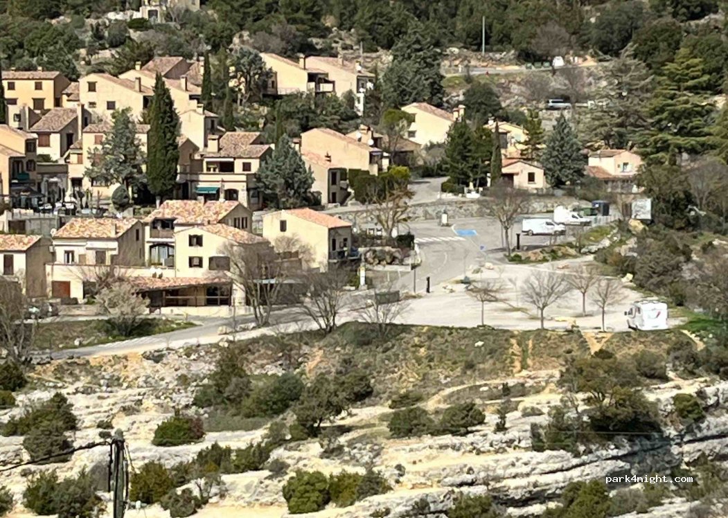 (04800) Esparron-de-Verdon - 7 Place des Amandiers — foto 2