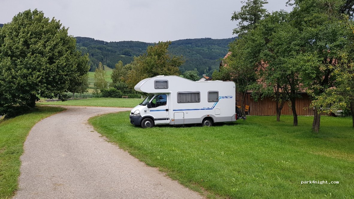 Wohnmobil- und Wohnwagenstellplatz — foto
