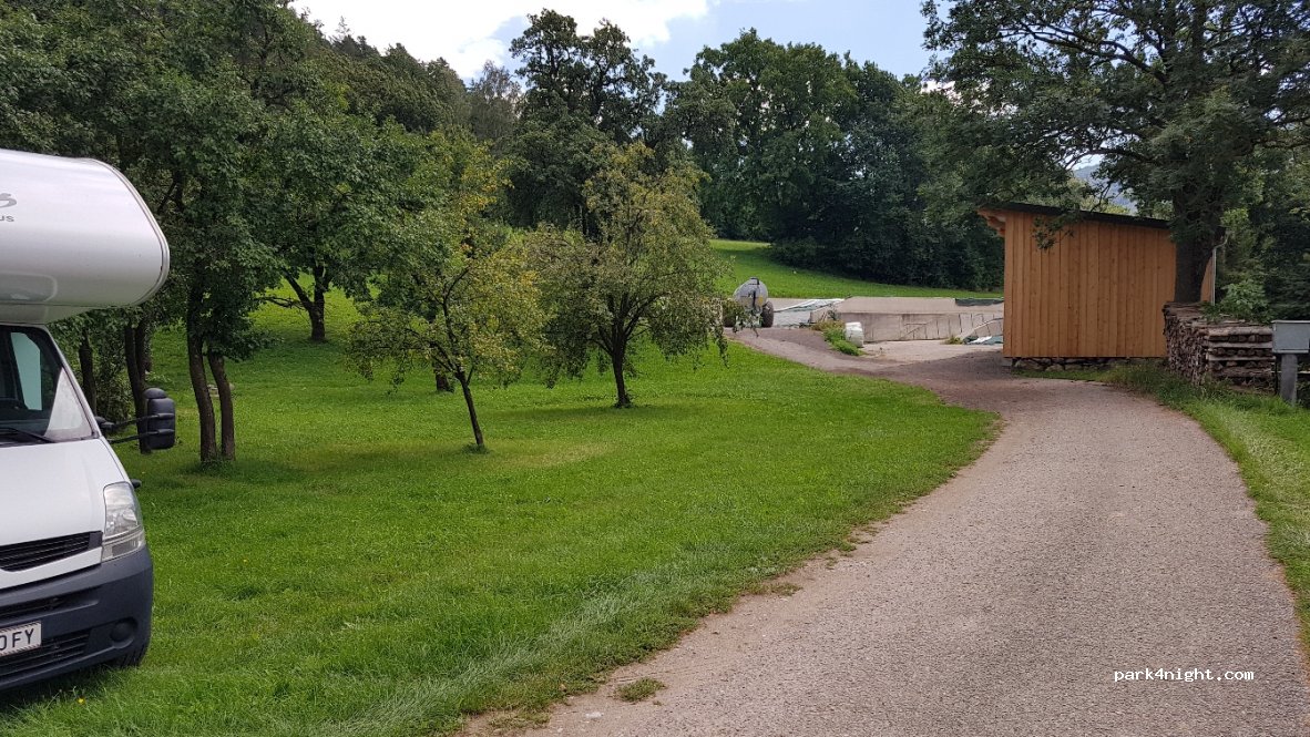 Wohnmobil- und Wohnwagenstellplatz — foto 2