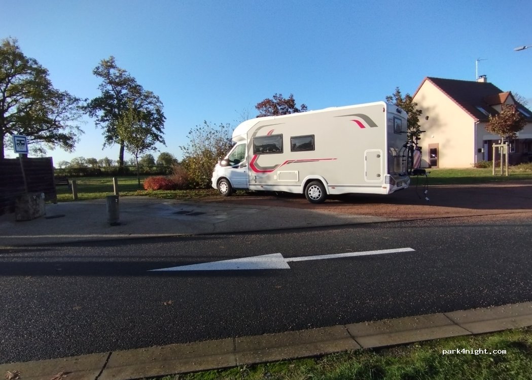 (03310) Saint-Genest - Unnamed Road — foto 3