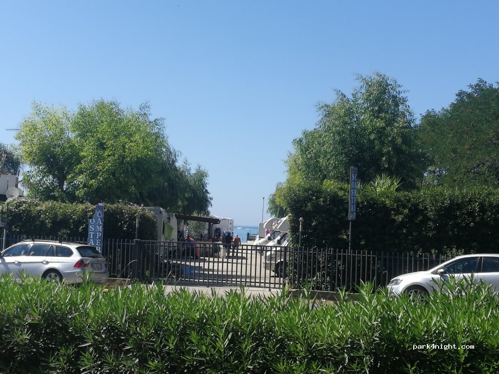 Area sosta Camper Internazionale — foto