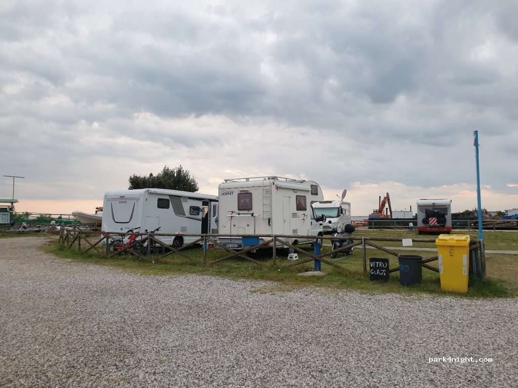 Area Parcheggio Camper Circolo ANMI — foto