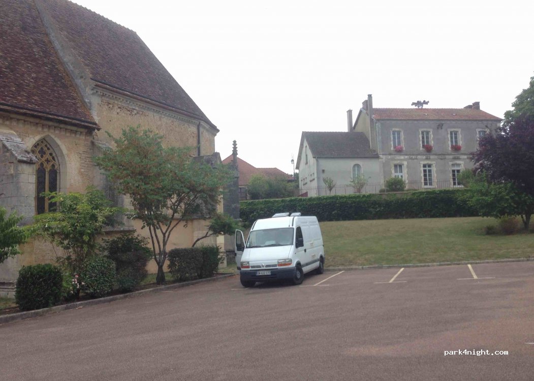 (89520) Saints-en-Puisaye - 3 Place de l'Église — foto