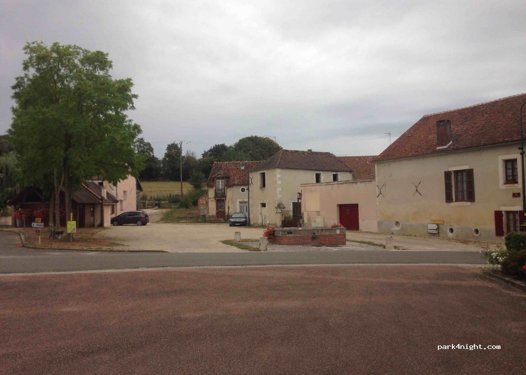 (89520) Saints-en-Puisaye - 3 Place de l'Église — foto 2