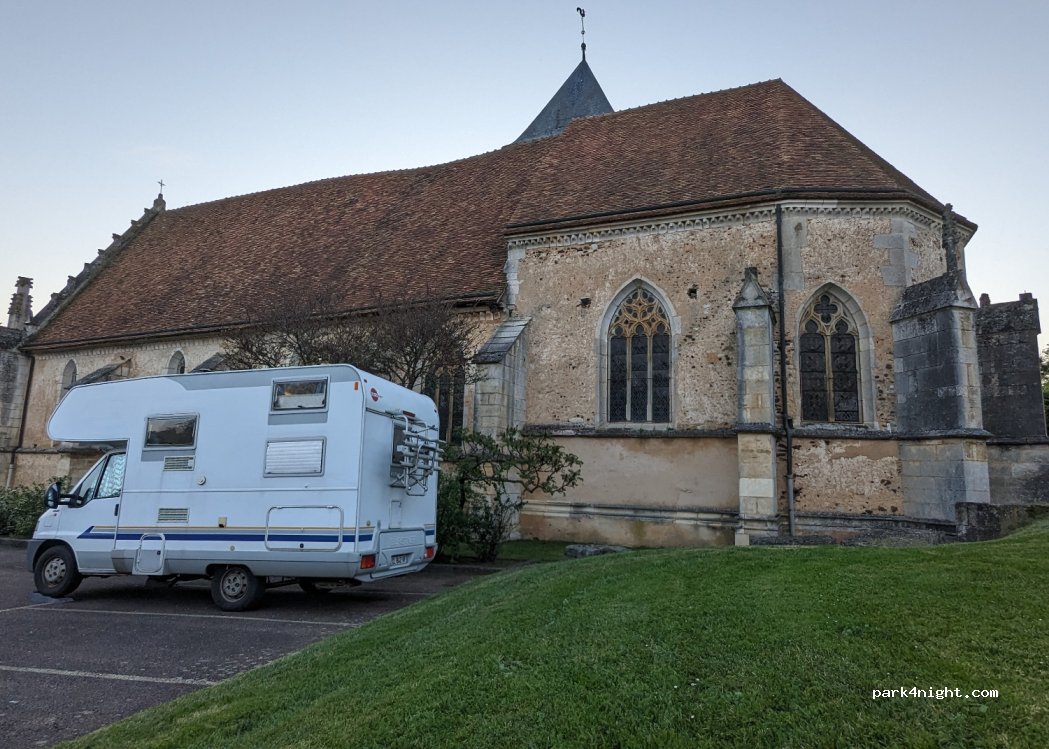 (89520) Saints-en-Puisaye - 3 Place de l'Église — foto 3