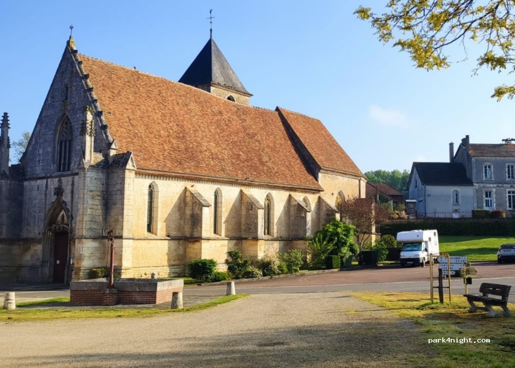 (89520) Saints-en-Puisaye - 3 Place de l'Église — foto 4