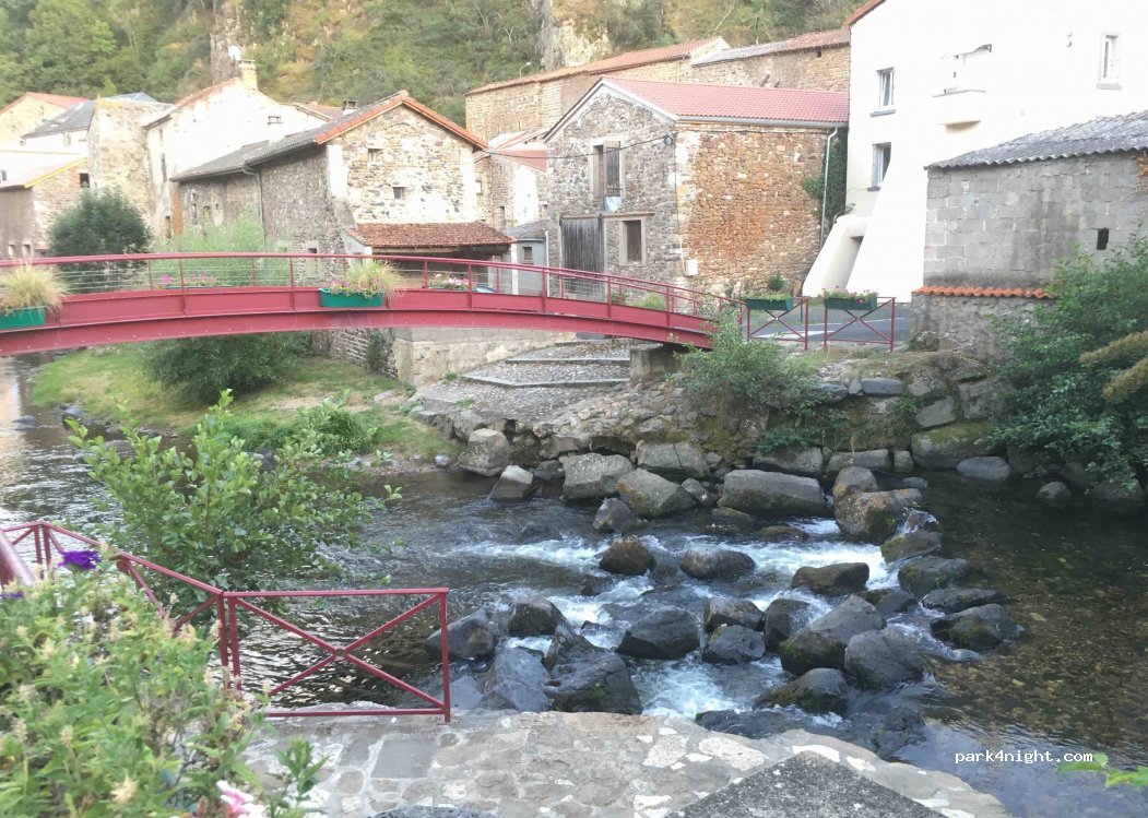 (63320) Saint-Floret - 1 Place du Marronnier — foto
