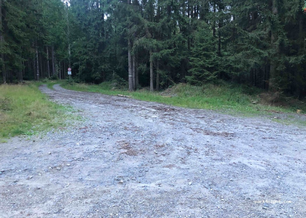 (592 03) Kadov - Unnamed Road — foto