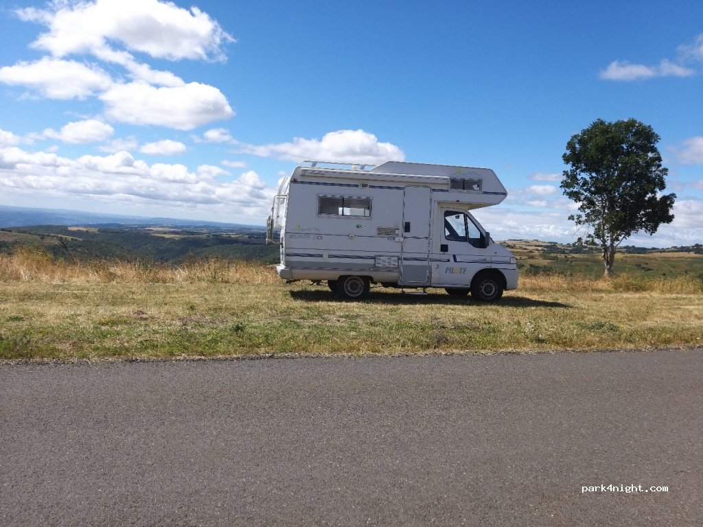 (12470) Prades-d'Aubrac - D122 — foto