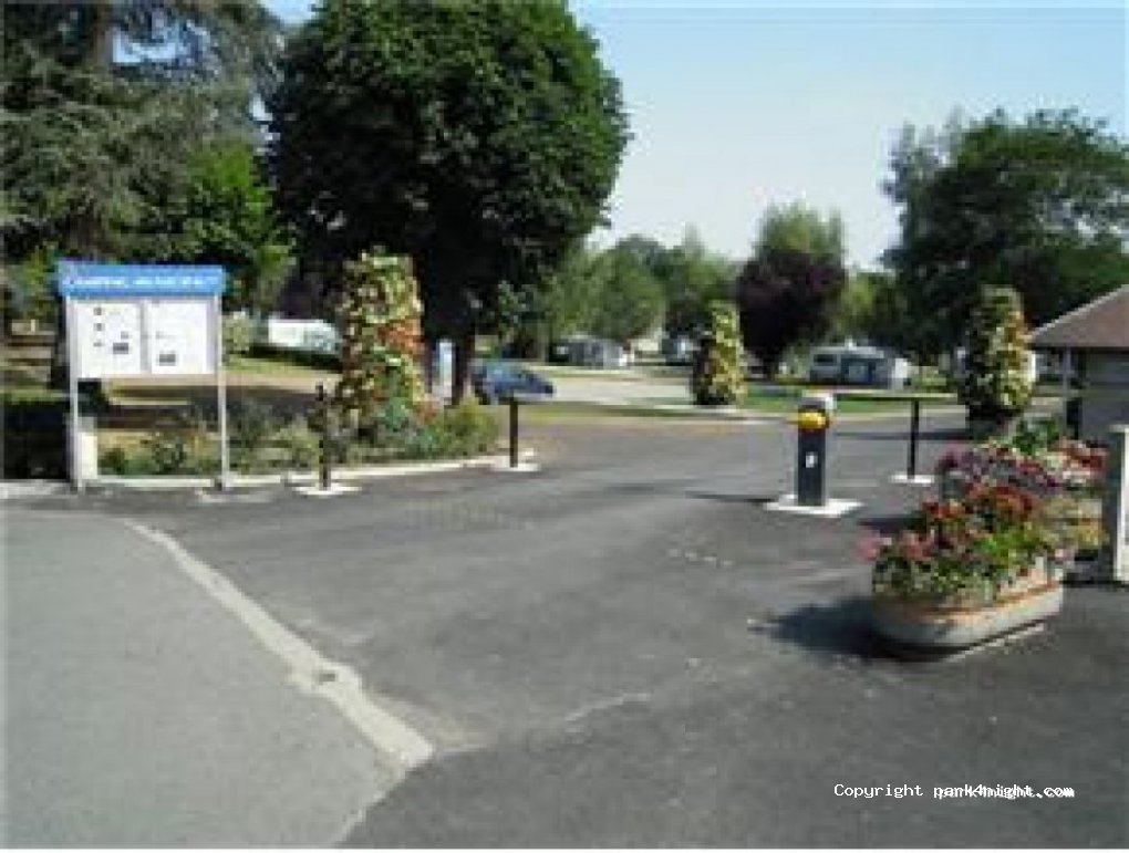 Camping Municipal de Bourbon-l'Archambault — foto 2