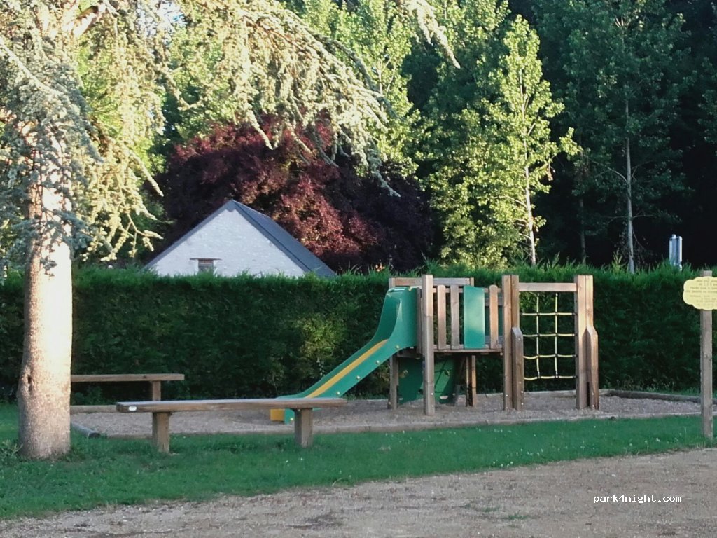 (36290) Mézières-en-Brenne - 10-16 Place Jean Moulin — foto 2