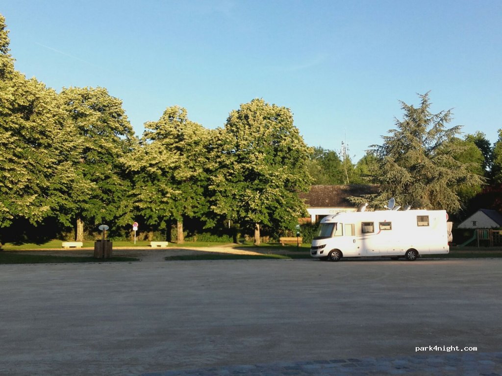 (36290) Mézières-en-Brenne - 10-16 Place Jean Moulin — foto 3