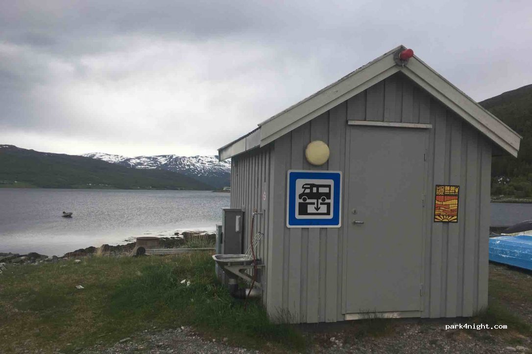 Bobilparkering i Burfjord — foto