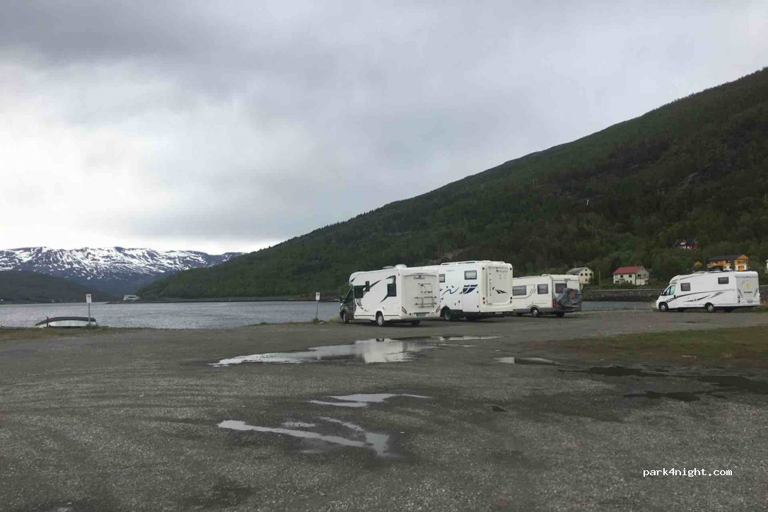 Bobilparkering i Burfjord — foto 2