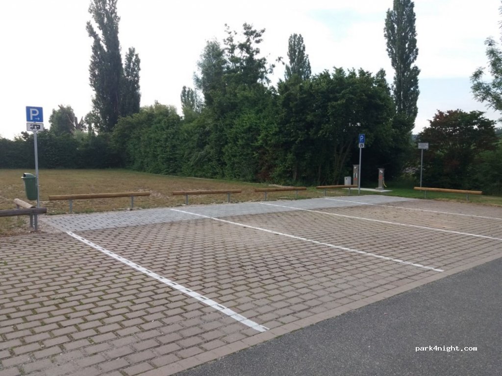 Wohnmobilstellplatz am Festplatz — foto
